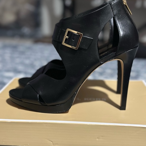 Michael Kors Kimber Sandal 9m - Picture 3 of 8